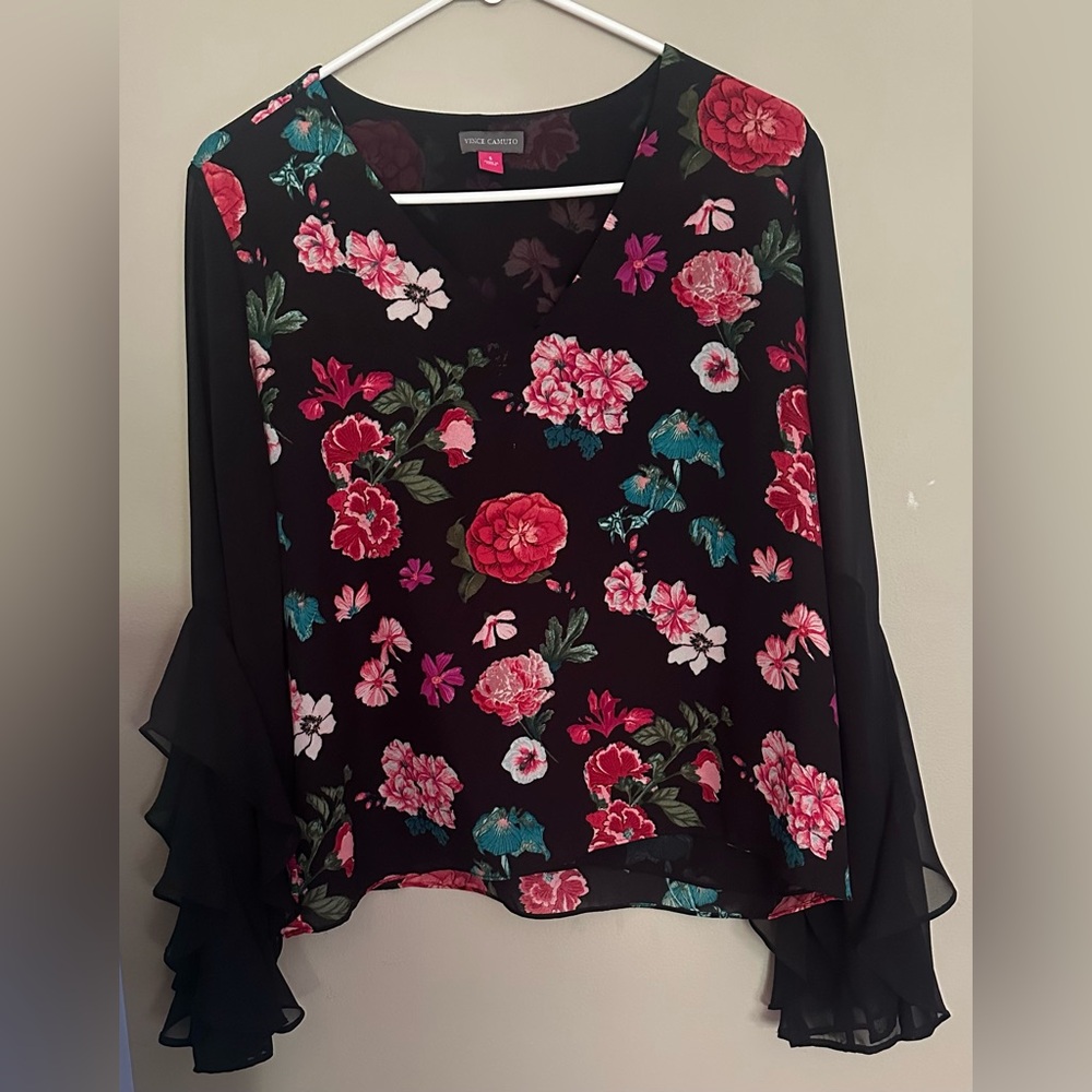 VINCE CAMUTO size SMALL Black Floral Blouse with Ruffled Sleeves